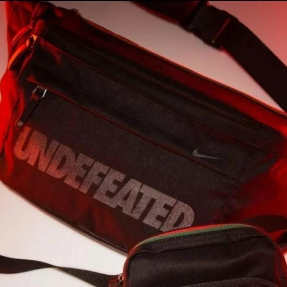 NIKE 耐吉】UNDEFEATED x Nike CROSS BODY BAG 背包BA5799-010
