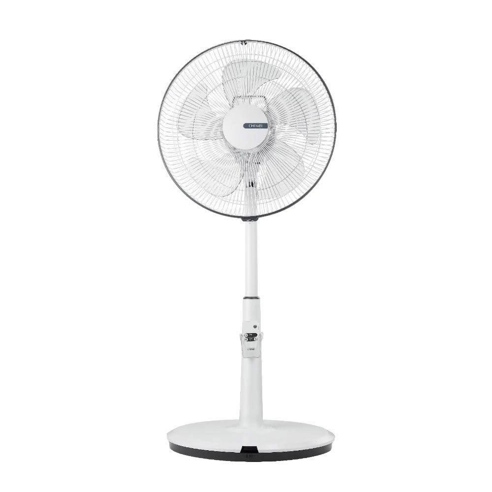 CHIMEI奇美 DC上控式轉盤搖控 DF-16A301 DC直流扇，採用背蓋免彎腰設計，方便操作遙控器，可輕鬆掌握所需風力。具備三段風速、五片式葉片，適用於冷氣、電暖器等家電使用。產品尺寸為長450x寬405x高835-1030mm，耗電功率27W，重量3.8kg，電壓110V 60Hz，並取得BSMI許可字號R63830。