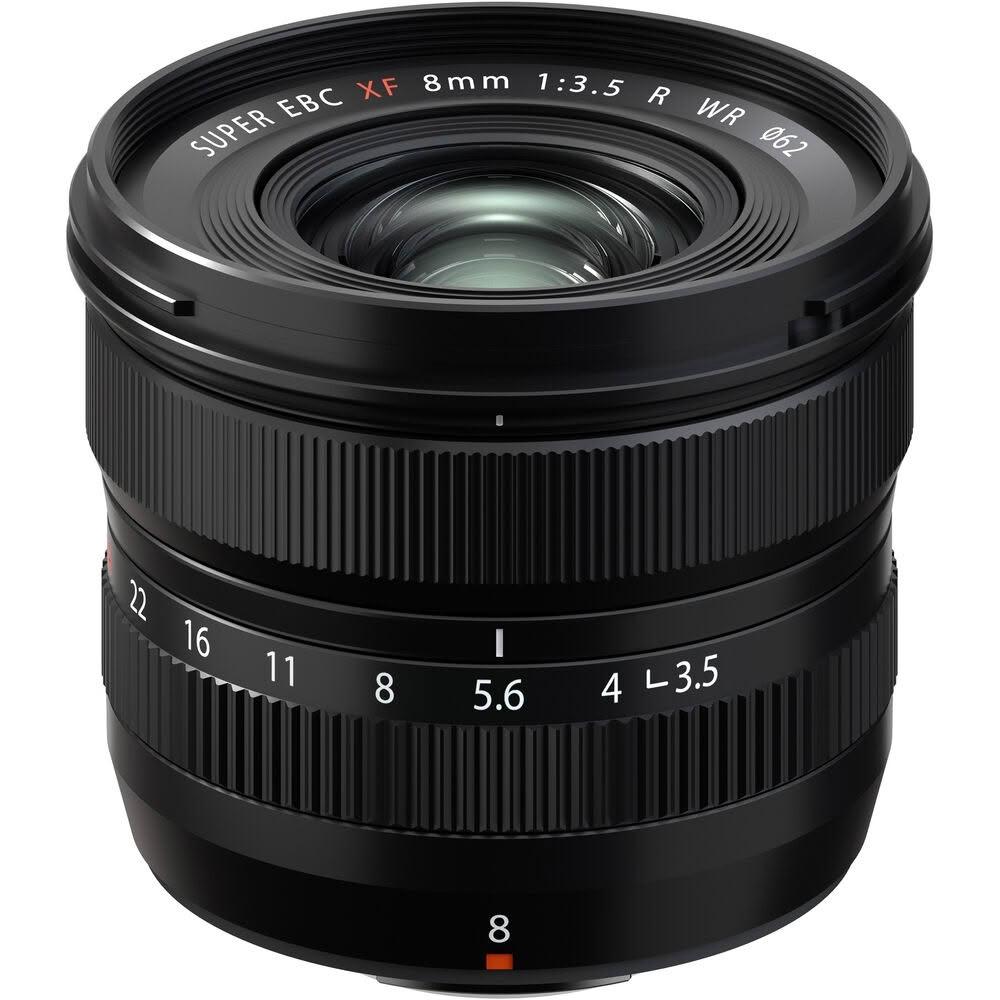 Fujifilm 富士 XF 8mm F3.5 R WR 是一款專業廣角定焦鏡頭，適用於片幅機型，具恆定光圈 F3.5，提供 63.4° 對角視野，完美捕捉寬廣景觀。具 R 系列環控及 WR 防水防塵設計，適合戶外攝影。公司貨正品保證，焦距 8mm 超廣角表現出色。以上資料與圖片僅供參考！規格及隨機標準配備以實際出貨為主，如有錯誤或不符者，將不再另行補寄或更換，謝謝！