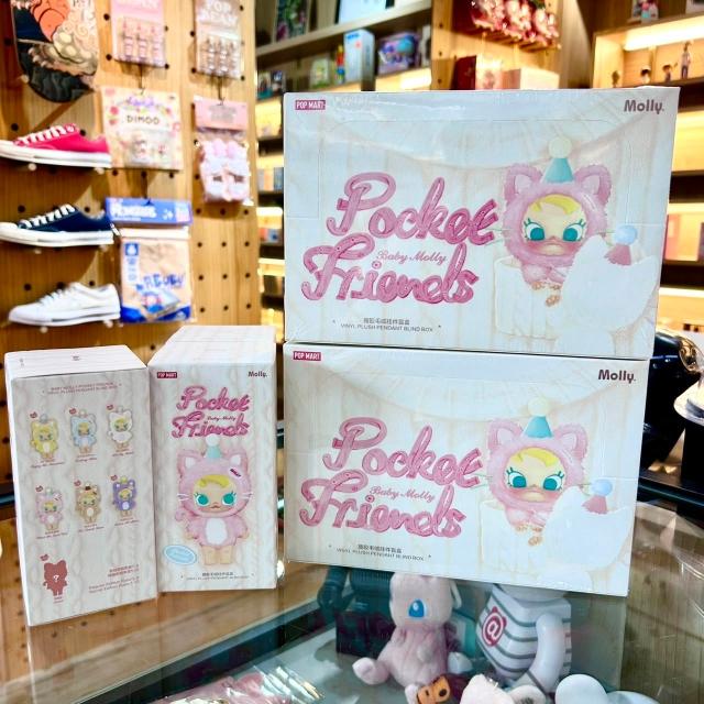 POPMART 泡泡瑪特】Baby Molly口袋朋友系列-搪膠毛絨吊飾盲盒