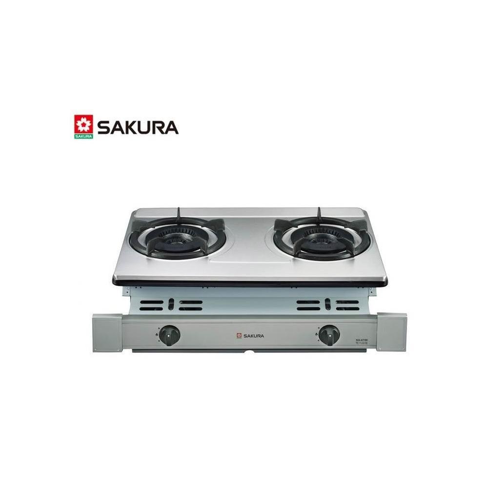 SAKURA櫻花牌 G-6700 雙口內焰瓦斯爐，採用優質不鏽鋼爐臺，耐用防腐蝕，臺灣原廠製造。內焰爐頭設計，提供穩定火力，瓦斯消耗量9~10kW，能源效率第二級，適閤家庭廚房使用。壓電式自動點火，操作簡單安全。挖孔尺寸670 × 325 mm，機體尺寸705 × 500 × 230 mm (含爐架)，適用液化桶裝瓦斯。BSMI認證 R51085，保固1年，標準安裝，確保品質可靠。