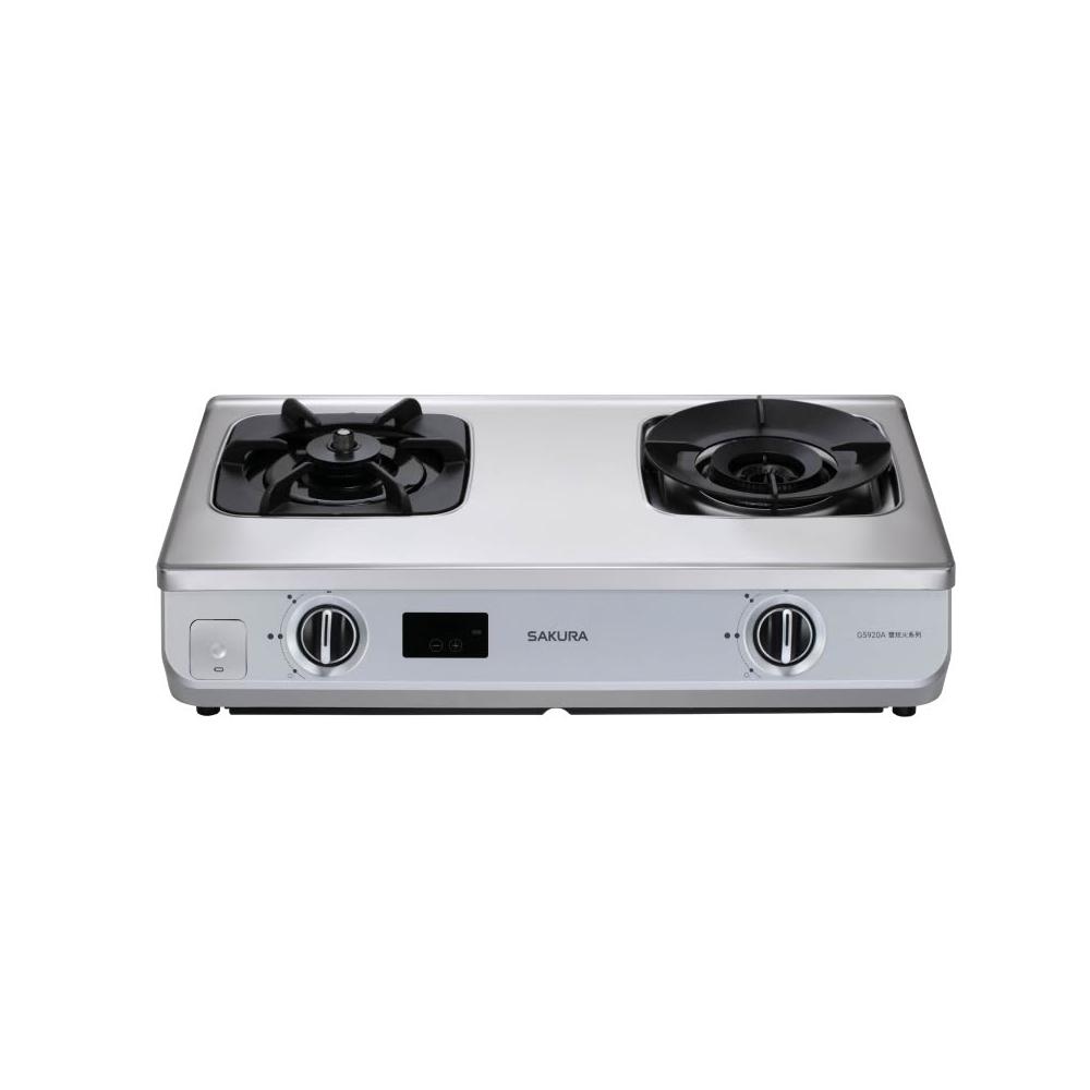SAKURA 櫻花牌 G-5920 雙口天然氣臺爐，採用不銹鋼材質耐用抗鏽，壓轉式點火設計安全便捷，適閤家用廚房瓦斯爐需求。雙燒嘴配置提供高效加熱，1年保固保障品質，天然氣專用臺爐提升烹飪效率，是理想的家用瓦斯爐選擇。
