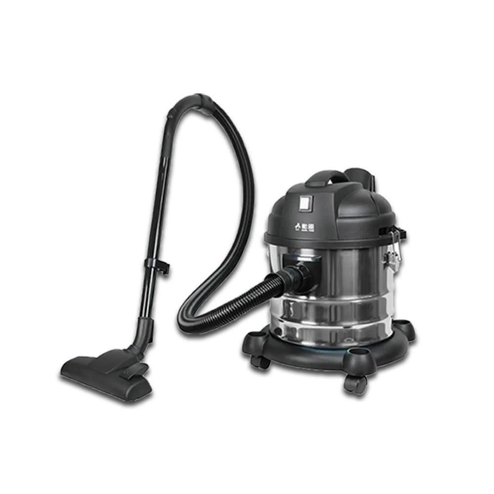  勳風 SUPA FINE HHF-K3669 圓筒式吸塵器，採用有線設計提供穩定吸力，支援乾濕兩用功能，適合各種居家清潔需求。20公升大容量可洗式集塵筒，輕鬆處理灰塵與液體髒汙；黑色系外觀時尚，尺寸37x37x48cm，重量僅4.8kg，便於操作。中國製造，110V電壓，BSMI認證R31043，享1年保固。強勁動力，高效清潔每角落！ 