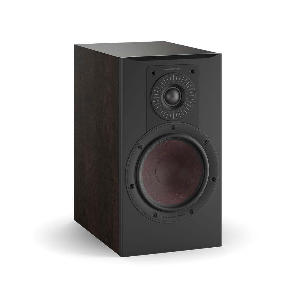 DALI OPTICON 2 MK2 是達利品牌的經典 2聲道書架喇叭，支援 Hi-Res 高解析度音訊，提供細膩純淨的聲音表現。適合各種居家音響系統使用，無特定認證，功能涵蓋 Hi-Res 及其他先進音效。購買後 7 日內上網登入，即享自購買日起 1 年保固，正常使用下免費維修（不含人為損壞、自然耗損或環境因素等情形）。