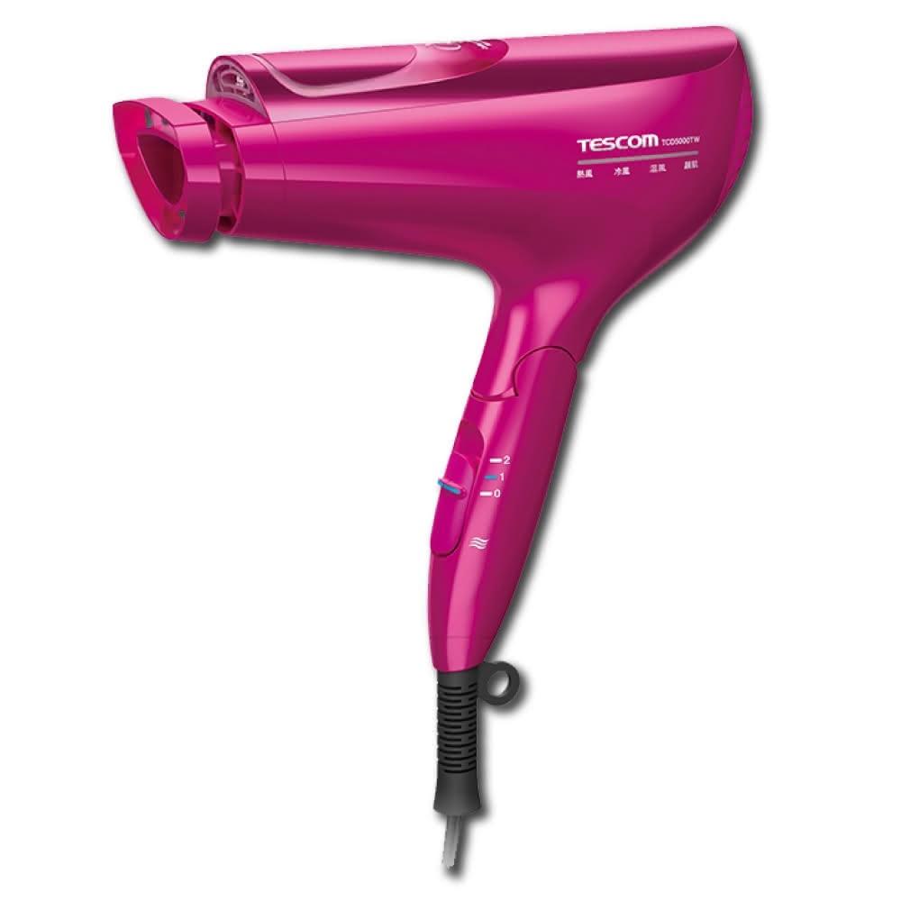  TESCOM TCD5000TW 白金奈米膠原蛋白吹風機，搭載先進奈米膠原蛋白與負離子技術，深層滋養秀髮，減少毛躁，提升光澤。1500W強勁功率，四段溫度兩段風速調整，適合各種髮質。機身可折疊設計，便於攜帶旅行。標準配件包含整髮烘罩與集風吹嘴，完美造型。110V電壓，紅色系時尚外觀，1年保固，中國製造。專業護髮吹風機，您的日常必備！ 