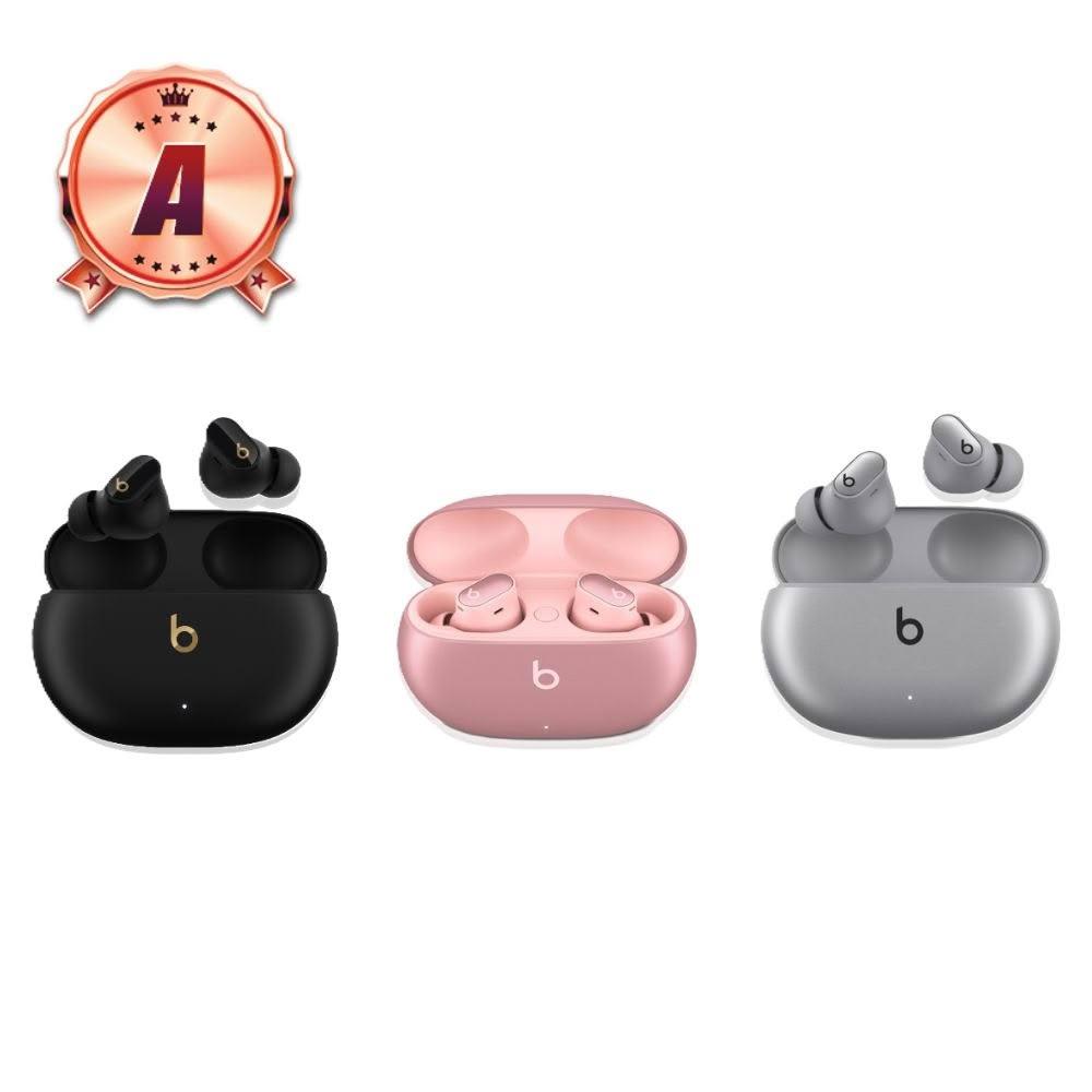 Beats Studio Buds+ 無線入耳式耳機，提供優異音質與監聽功能，支援防水防潑水設計，適合運動使用。配備麥克風與通用線控，適用 iOS 與 Android 系統。輕巧設計，重量僅 59 公克（含充電盒），附四種尺寸耳塞套與口袋尺寸充電盒。顏色選擇豐富，包括透明、象牙白、黑/金色、星際粉、星際銀。產地中國，一年保固，NCC 認證碼 CCAI21LP0840E2。