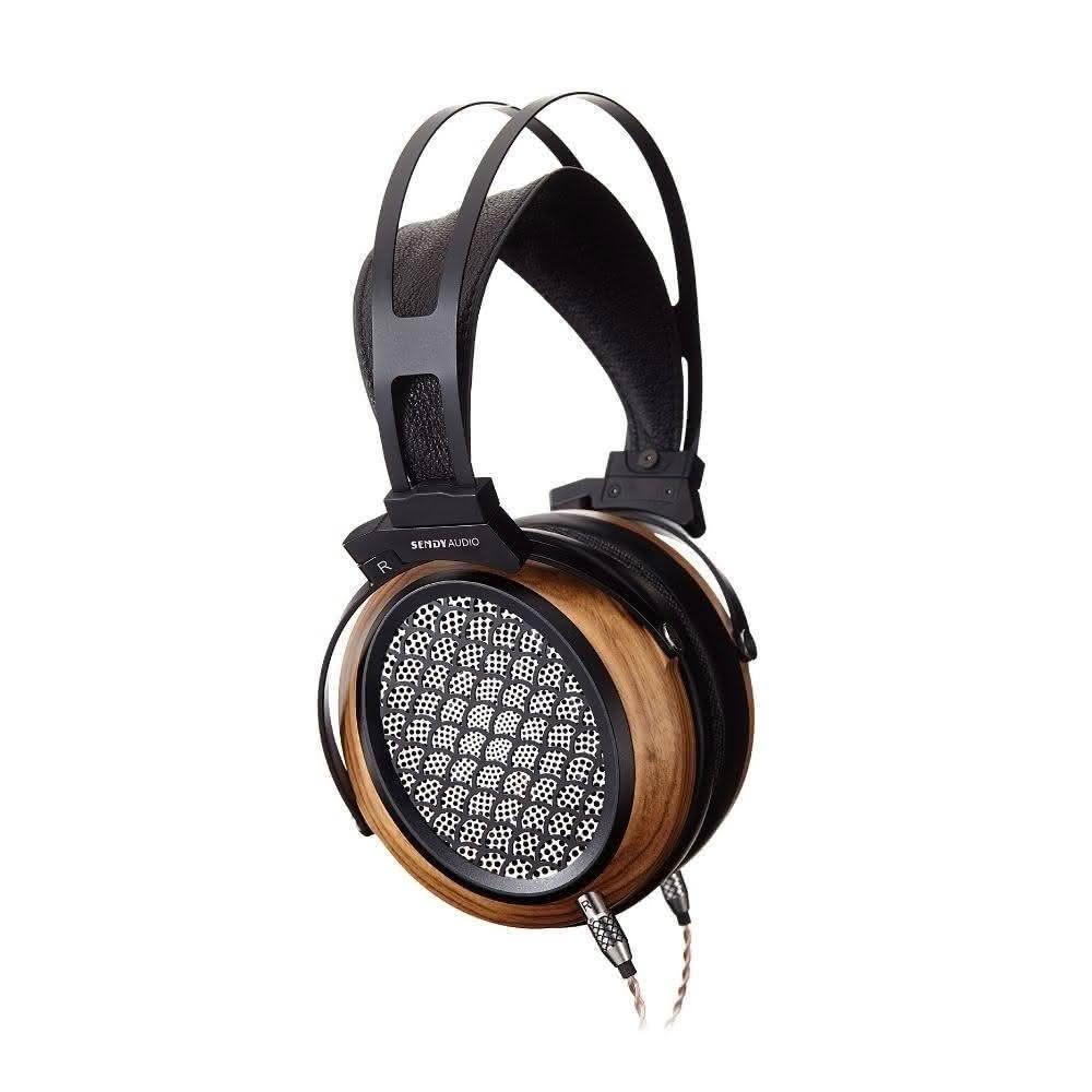 Sendy Audio Aiva 黑美人頭戴式有線耳機,採用3.5mm輸入端子,提供高品質音效體驗。無麥克風及線控設計,適合專注聆聽的音樂愛好者。重量僅420g,舒適長時間配戴,適用通用作業系統,產地中國,一年保固。完美選擇入門級發燒友,黑色系外觀時尚低調。 Sendy Audio Aiva