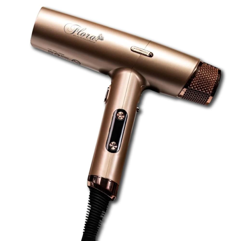 FLORA FHD-6804 負離子吹風機，專業造型設計，搭載負離子功能有效減少毛躁、護髮滋潤。提供四段溫度及三段風速調整，1500W強勁功率快速乾髮。尺寸L230 x W201 x H53 mm，輕巧300g（不含電線），適合日常使用。可拆式特殊吹嘴、磁吸擴散風罩及刷子配件，方便多種造型。支援110V-60Hz電壓，中國製造，1年保固，BSMI許可字號R23295。顏色選擇黑金色、玫瑰金、白色，打造完美秀髮！