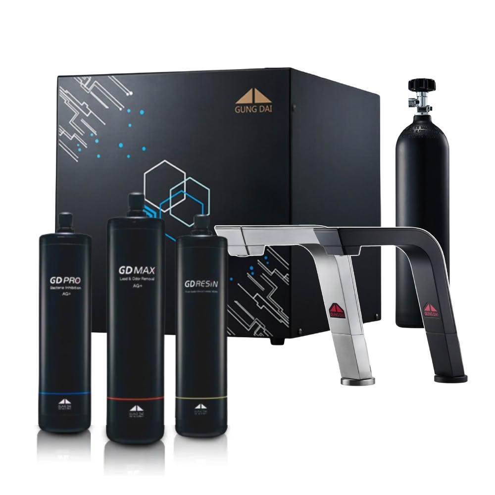 GUNG DAI宮黛 GDSODA GD SODA 觸控飲水機，採用3M-CFS9812X-S+CTO濾芯淨水方式，提供5公升以上容量，適閤家庭辦公使用。主機尺寸34.5x42.5x35.1公分，臺灣產地，公司貨BSMI R51501認證，2年保固。觸控水龍頭顏色選紳士銀或睿智黑。安裝通水後無法退貨，特殊區域如宜蘭、屏東、花蓮加收安裝費，臺東離島暫不服務。