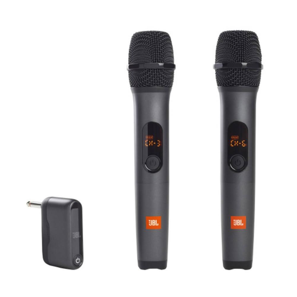 JBL Wireless Microphone 為無線手持式電容麥克風，專為家庭K歌設計。黑色系外觀，麥克風尺寸50 x 233 公釐、重量247 克，接收器尺寸70 x 80 x 20 公釐、重量54 克。產地中國，配件無，享1年保固及BSMI認證（CCAK21LP0200T1），提供清晰音質與便利無線連線，適合居家娛樂使用。