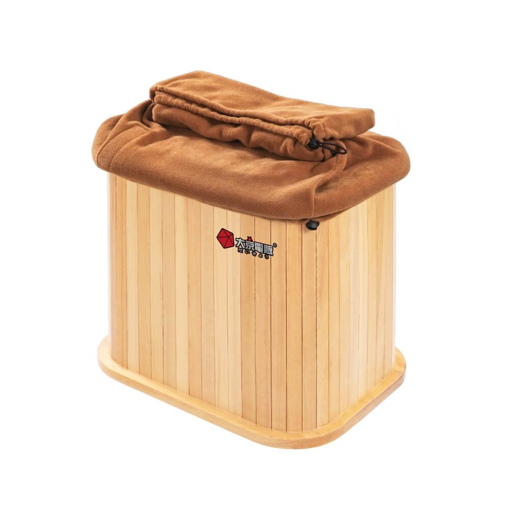  大京電販 BY010078 小型桑拿桶，採用鐵杉木材質與紅外線加熱技術，提供舒適泡腳體驗。可泡至小腿肚，內建腳底穴珠按摩功能，微電腦控制面板支援定時操作，免用水設計適合居家使用。尺寸45x34x40cm，110V/60Hz電源，250W功率，BSMI認證R53615，1年保固。完美結合桑拿溫熱與按摩，緩解疲勞，提升健康。 