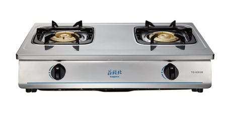  Topax 莊頭北 TG-6303 雙口瓦斯爐，採用不鏽鋼爐臺與純銅爐頭，耐用耐腐蝕。傳統外擴火焰設計，左旋打擊點火，無需電源，尺寸 700×380×195 mm，適閤家庭廚房使用。支援天然瓦斯 (NG1) 與液化瓦斯 (LPG)，瓦斯消耗量 9~10kW，能源效率第二級，臺灣製造，BSMI 認證 R51085，保固 1 年，標準安裝，高效節能的雙口瓦斯爐首選！ 