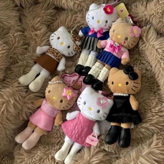 【SANRIO 三麗鷗】現貨 日本代購 Hello Kitty 長腿 小香風 豹紋 高校生 凱蒂貓 娃娃 愛心扣 三麗鷗